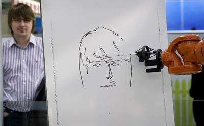 「正直すぎ」る似顔絵描きロボット、CeBITで注目