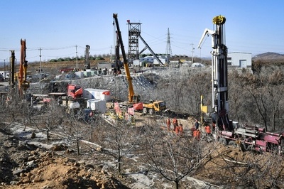 中国鉱山事故、11人救出 残る10人の捜索続く