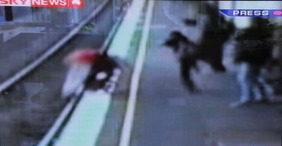 ベビーカーまた線路に、電車と衝突の赤ちゃんはかすり傷 メルボルン