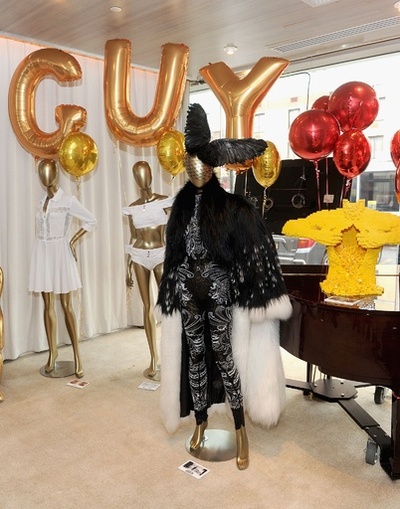 ニューヨークのホテルでレディー・ガガの衣装など展示