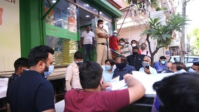 動画：コロナ患者家族、治療薬求め街を奔走… 「世界の薬局」インドの窮状