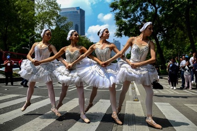 バレエの魅力知って！ 路上で白鳥の湖やくるみ割り人形 メキシコ