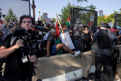 米民主党大会会場付近でガザ攻撃への抗議デモ、一部が侵入防止柵突破