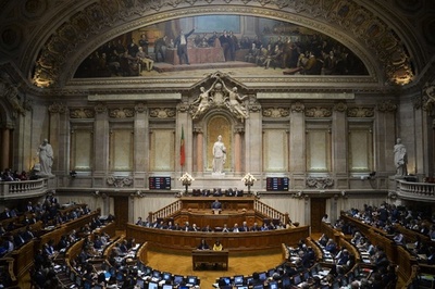 ポルトガル新政権、2週間で退陣 左派連合が緊縮政策否決