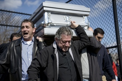 米イスラム教徒3人射殺、葬儀に5000人参列