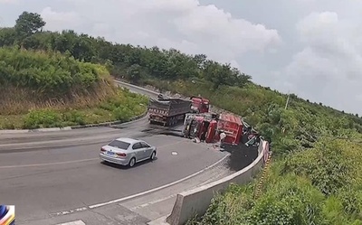 石炭運搬トラックが横転し乗用車を押しつぶす 通行人が乗用車の運転手を救出