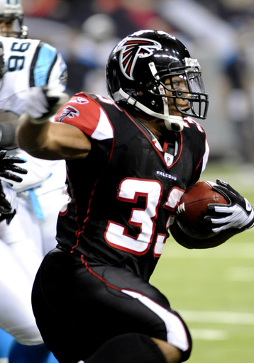 ターナーの4TDでファルコンズ パンサーズに快勝