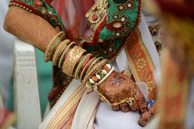 夫と同居のために退学させられた児童婚少女 クラスメートが救出 印