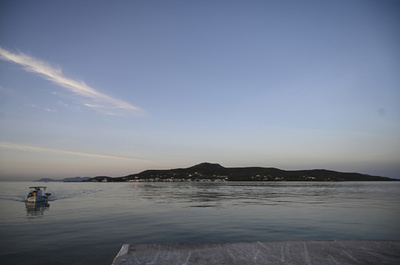 網に掛かった遺体を再び海へ 漁師を逮捕 ギリシャ