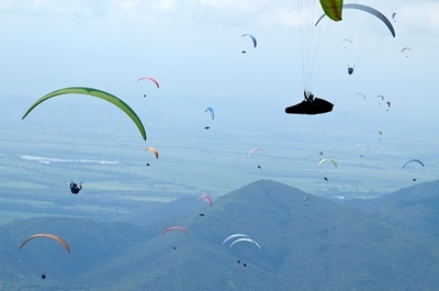 パラグライダーふわり、宙に舞う コロンビア