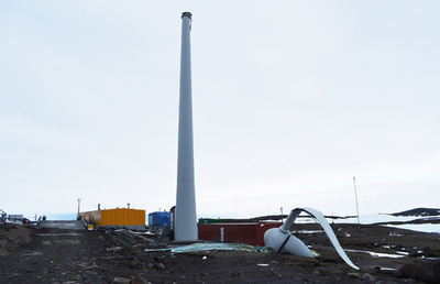 豪の南極基地、風力タービンの羽根が壊れて落下