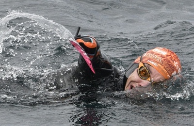 四肢切断のパラ競泳選手、世界最標高の湖縦断に挑戦