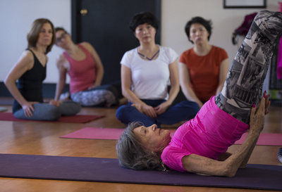 最高齢98歳のヨガ・インストラクター、ギネス世界記録にも認定