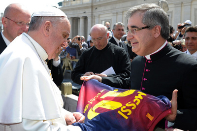 メッシ、法王にサイン入りユニフォーム贈る