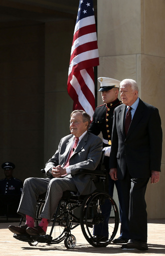 ブッシュ前大統領の記念館開館、存命中の「米大統領」5人そろい踏み