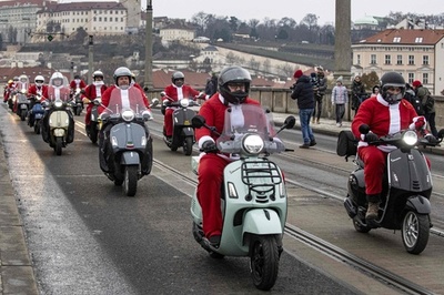 サンタの大群、ベスパで発進！ チェコ