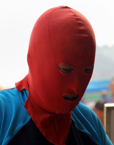 砂浜に覆面マスク姿の海水浴客、中国