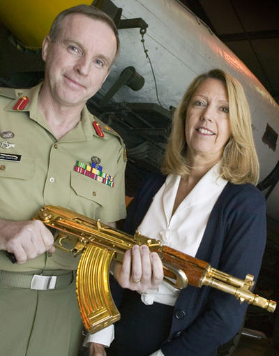 フセイン元大統領の「黄金のライフル銃」公開