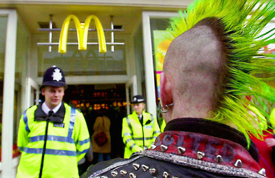 ロンドンのストリートから消えた「パンク」な若者たち