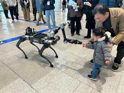 ロボット犬がほうきをかけると、「わあ！」…韓国サムスン電子・株主総会の現場