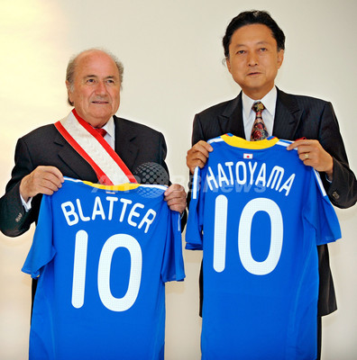 ブラッター会長と鳩山氏に日本代表ユニホーム、叙勲祝賀パーティー ブラッター会長と鳩山氏に日本代表ユニホーム、叙勲祝賀パーティー
