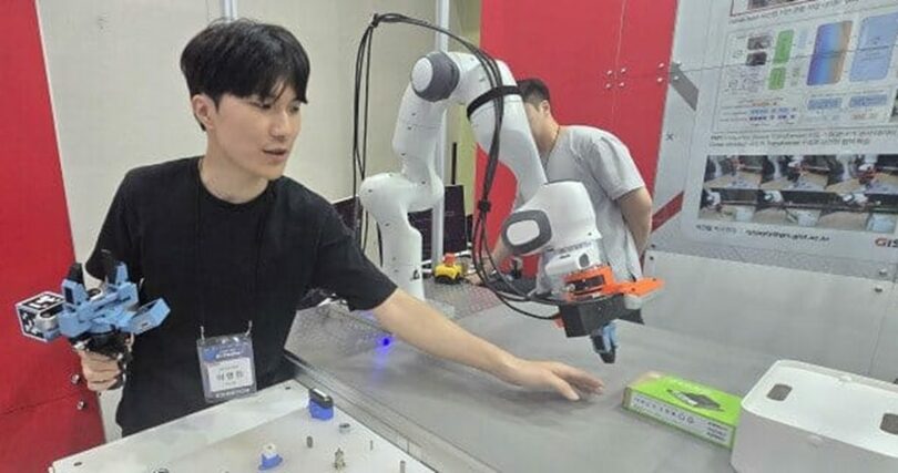 9月30日に開かれたAIフェスタで精密なロボットシステムの原理について説明するGIST AI融合学科博士課程の学生(c)KOREA WAVE