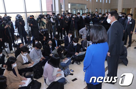 10日午後、ソウル市内のホテルで取材陣の質問に答えるユン氏(c)news1