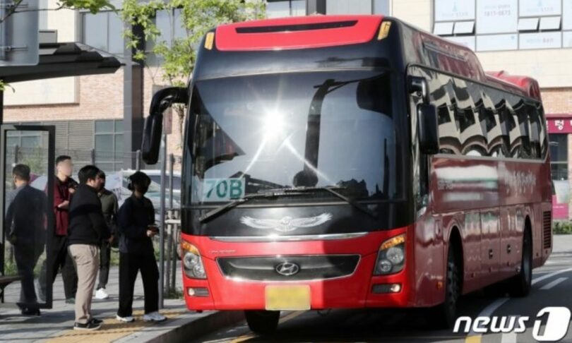 金浦（キンポ）ゴールドラインの混雑度を減らすために投入された貸切バスに乗る市民(c)news1