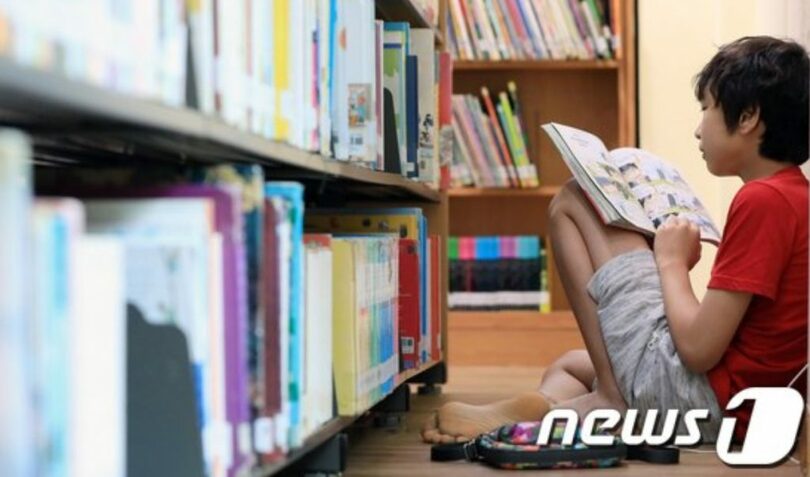 図書館で小学生が本を読んでいる（写真は記事内容と関係ありません）(c)news1