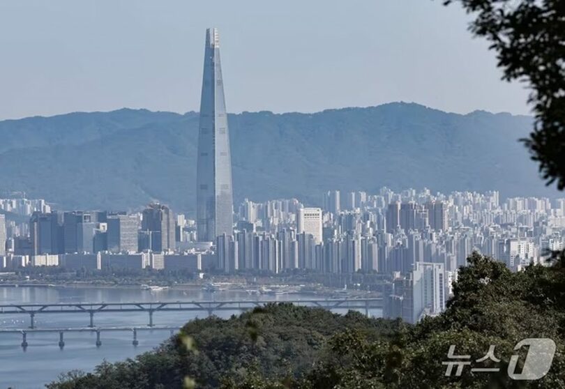 ソウル・南山の展望台から見たマンション群(c)news1