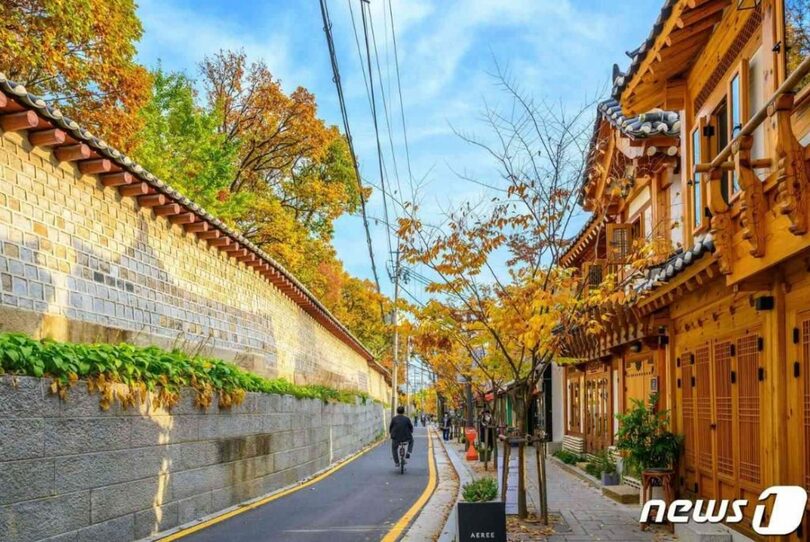 ソスンラ道の宗廟の塀と韓屋の調和（ソウル観光財団提供）(c)news1