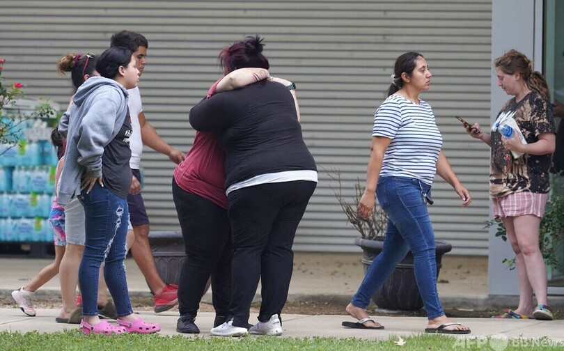 小さな町を襲った「悪夢」 米小学校乱射、悲しみに暮れる地元