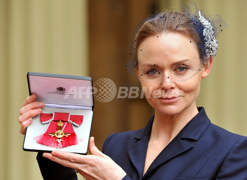 ステラ マッカートニーに大英帝国勲章 バッキンガム宮殿で授与式 写真4枚 国際ニュース Afpbb News