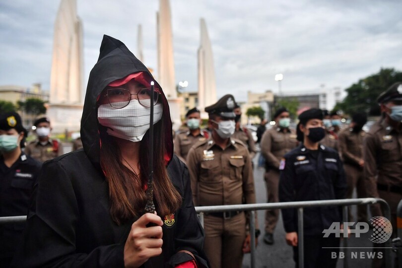 タイでハリポタテーマの反政府デモ、民主主義の「魔法」を