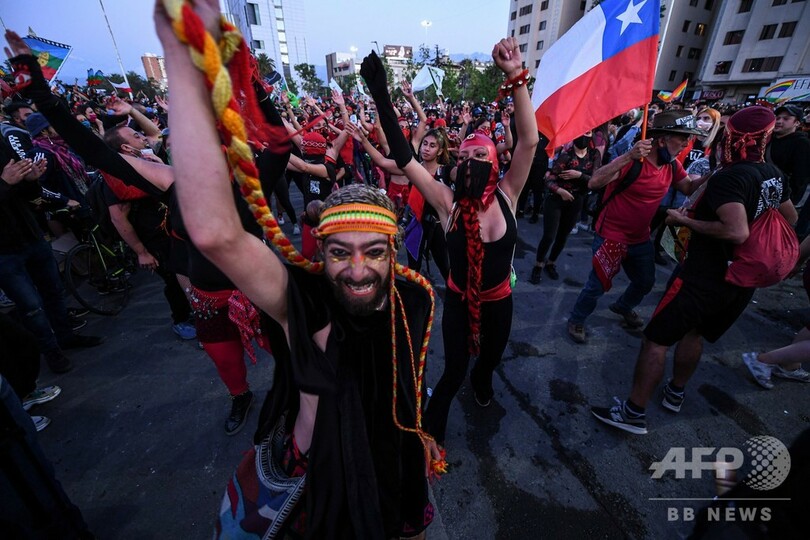 チリ新憲法制定へ、国民投票で「賛成」圧倒的多数