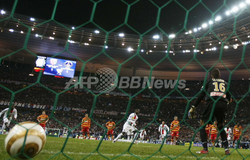 パリ・サンジェルマン 試合終了間際のPKでフランスリーグ杯を制す