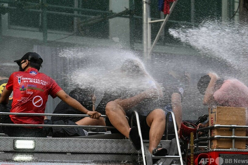 大人も子どももずぶぬれに、聖ヨハネ水かけ祭り フィリピン