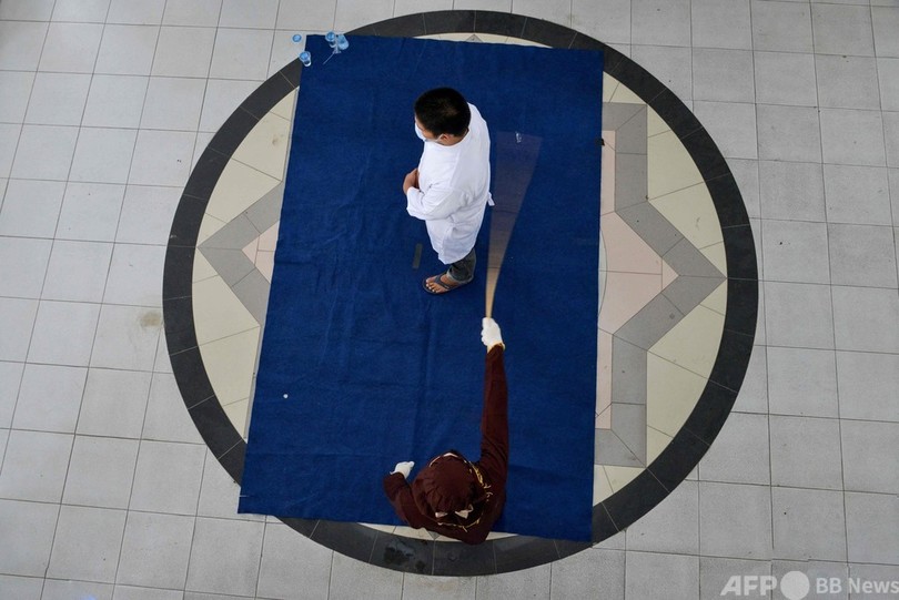 イスラム法に違反のキリスト教徒にむち打ち刑 インドネシア・アチェ州