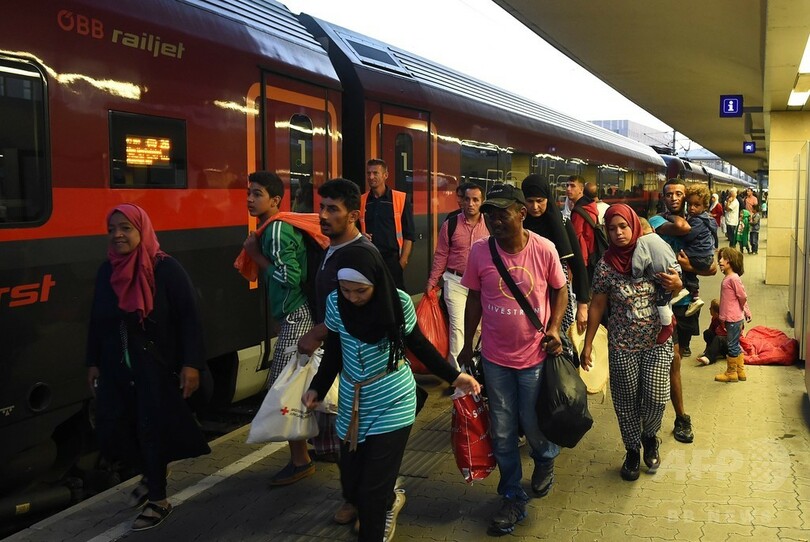 ブダペスト東駅で退去命令、駅を出た難民らデモ ハンガリー