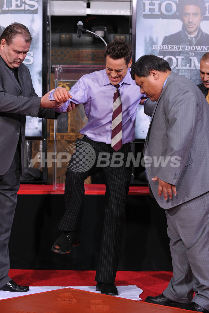ロバート・ダウニー・Jr、ハリウッドに手形足形を刻む