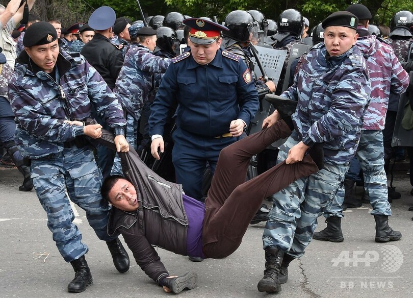 カザフ大統領選 現職トカエフ氏の圧勝確実 野党デモで約500人拘束