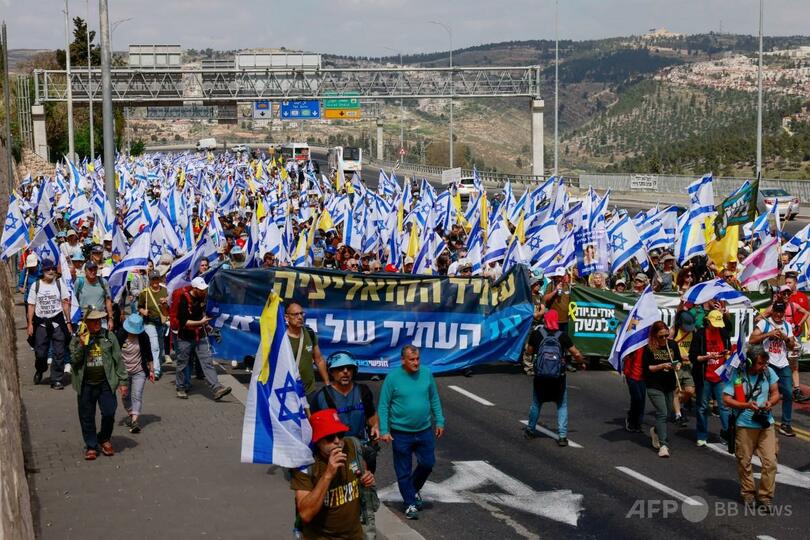 エルサレムで、イスラエルのベンヤミン・ネタニヤフ首相に抗議する人々（2025年3月19日撮影）。(c)Menahem Kahana / AFP