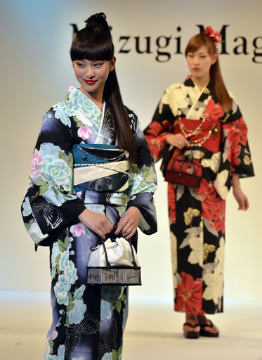 イオン、2011年の新作水着を発表 武井咲も浴衣姿を披露 写真8枚 国際