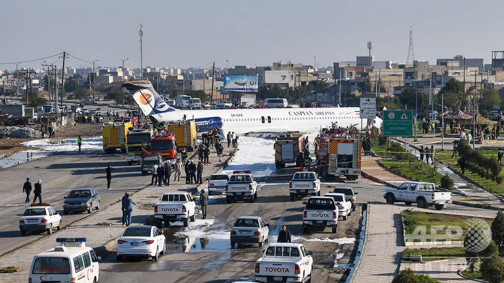 イラン旅客機がオーバーラン 幹線道路に突っ込む 死傷者なし 写真3枚 国際ニュース Afpbb News