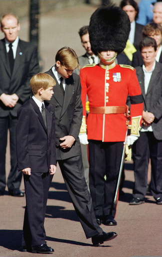 ダイアナ元妃死去から25年、英王室のイメージを脅かす危機 写真7枚