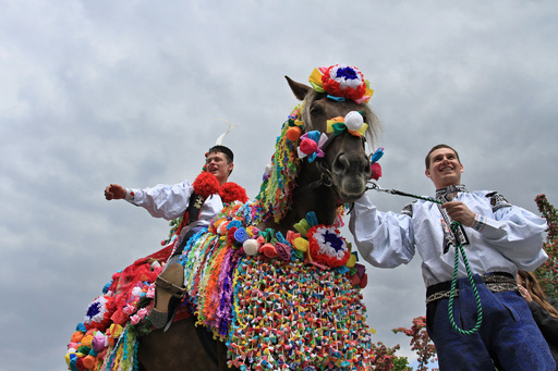 カラフルな伝統衣装、チェコで伝統の祭り「イーズダ・クラール」開催
