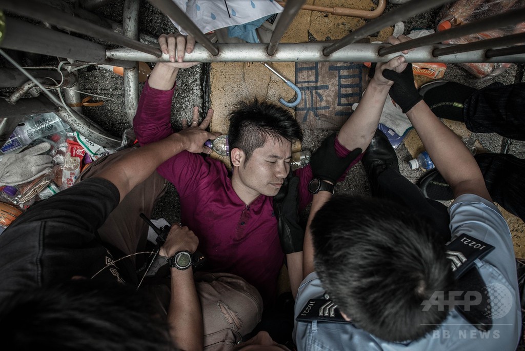 香港の民主派デモ隊、襲撃を受け政府との対話を中止 香港の民主派デモ隊、襲撃を受け政府との対話を中止