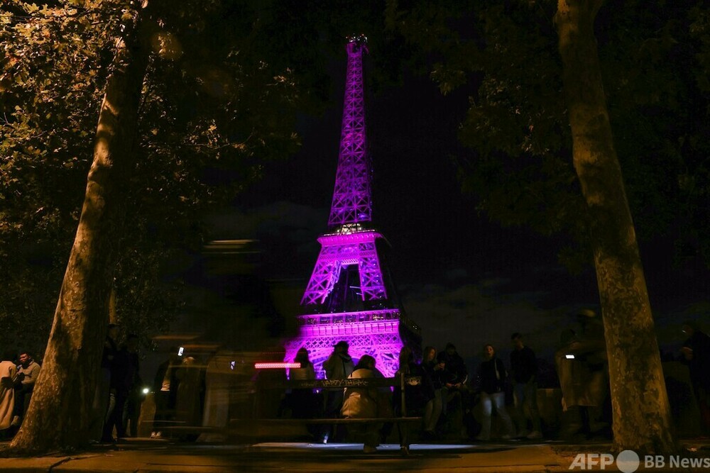 エッフェル塔がピンク色にライトアップ 乳がん啓発月間 写真5枚 国際