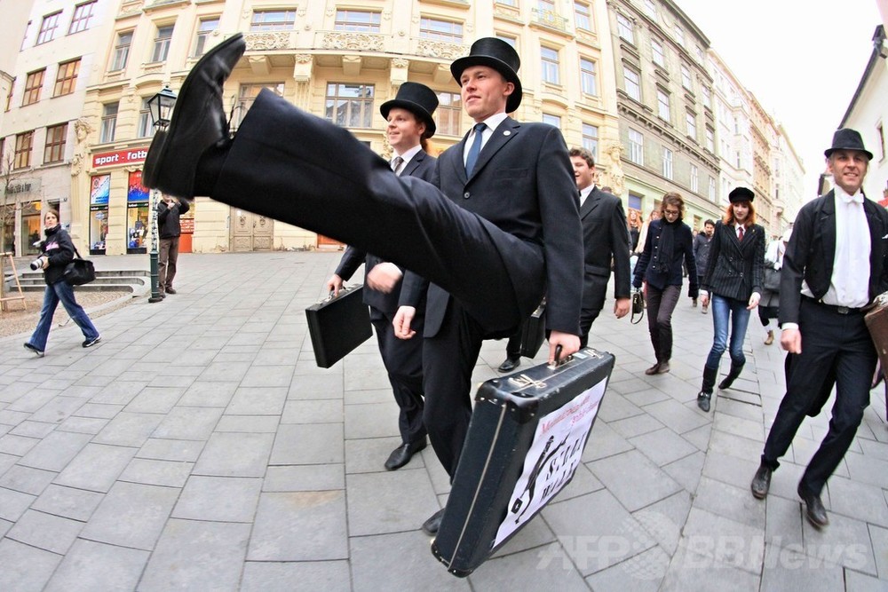 さあ、皆で「バカ歩き」！モンティ・パイソンのファン100人集結 写真12