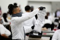 米ミシガン州デトロイトで行われる票集計の様子（2020年11月4日撮影）。(c)JEFF KOWALSKY / AFP